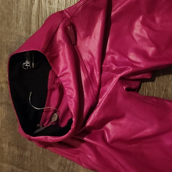 Bombshell Sportswear - Picture 2 of 3